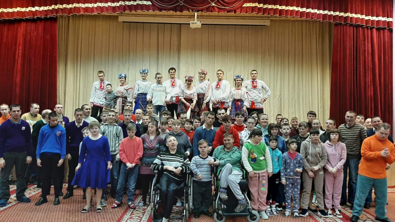 30 марта в Червеньском доме-интернате для детей-инвалидов с благотворительным концертом выступила арт-фольк группа «Велес»