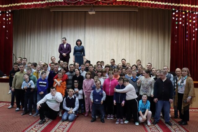 В Червеньском доме-интернате 19 апреля прошёл пасхальный благотворительный концерт с участием певцов Ивана Листова и Натальи Хохомовой