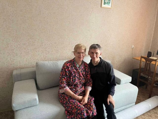 Ученики 1, 3 "А" и 4 "Б" классов школы "Ихвис" собрали на благотворительной ярмарке средства  и вместе с Фондом приобрели диван для семьи Гуриной А.Д.