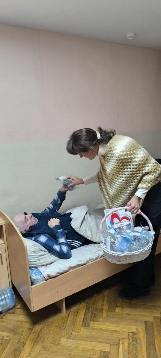 В рамках акции «От всей души» Фонд оказал посильную помощь пансионату ИСТОК – приобрел поильники для проживающих в паллиативном отделении