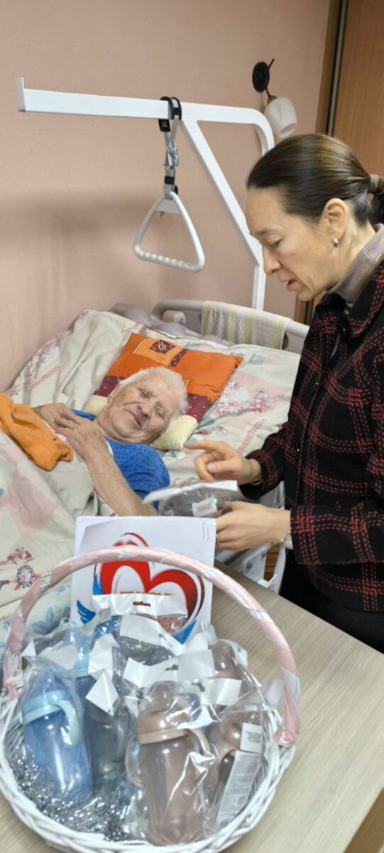 В рамках акции «От всей души» Фонд оказал посильную помощь пансионату ИСТОК – приобрел поильники для проживающих в паллиативном отделении