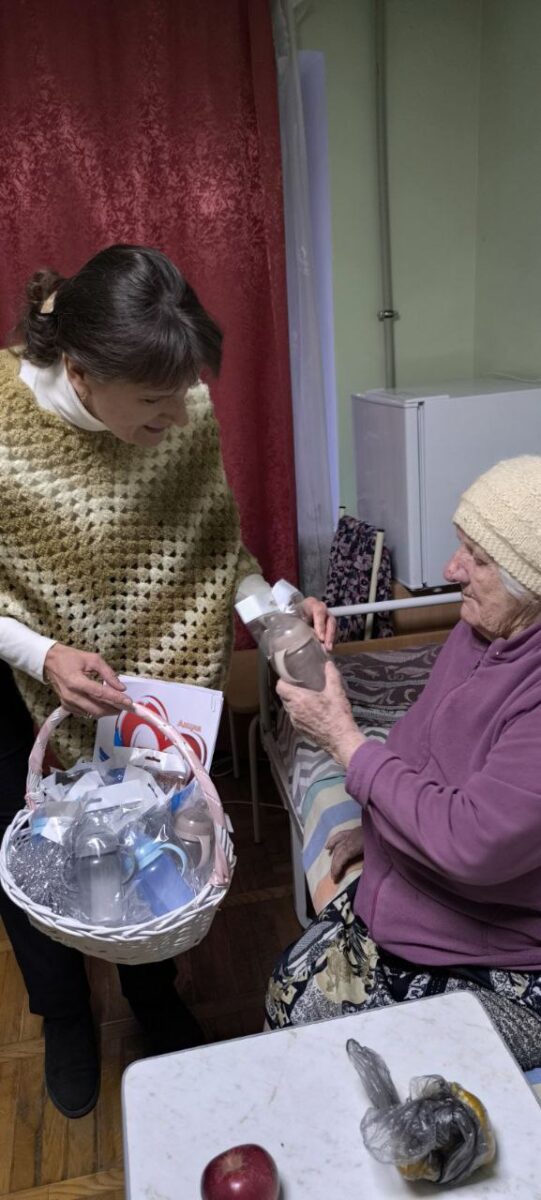 В рамках акции «От всей души» Фонд оказал посильную помощь пансионату ИСТОК – приобрел поильники для проживающих в паллиативном отделении