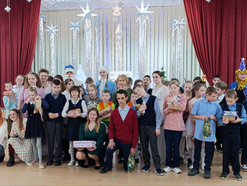 24.12.2024 волонтеры объединения «Доброе сердце» факультета дошкольного образования БГПУ провели музыкальный интерактивный спектакль «Чудеса под Новый год» для воспитанников ГУО «Руденская специальная школа-интернат»