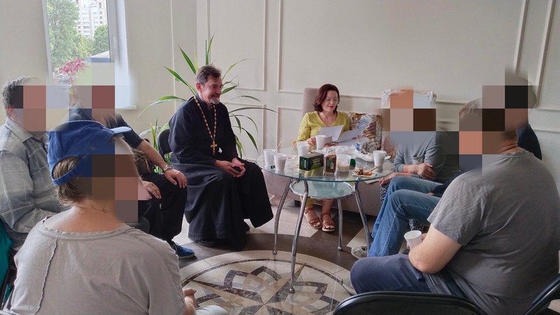 На базе нашего Фонда действует проект "Христианская гостинная" для верующих с психотическим опытом, не находящихся в стенах специализированных интернатов. Дается описание проекта, высказывается просьба о формах благотворительной помощи ему