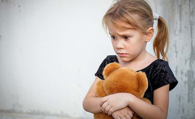 У нас попросили помощи две семьи. В одной проживает мама Кристина с сыном Денисом 6 лет, мама работает уборщицей, ситуация трудная. В квартире нужно сделать ремонт, и купить мебель (шкаф, стол и шкафчики на кухню), без изысков. Вторая мама Ирина работает нянечкой в саду и воспитывает дочь Викторию 11 лет. Семья находится в социально опасном положении, ребенку нужна собственная кровать и комод для детских вещей.